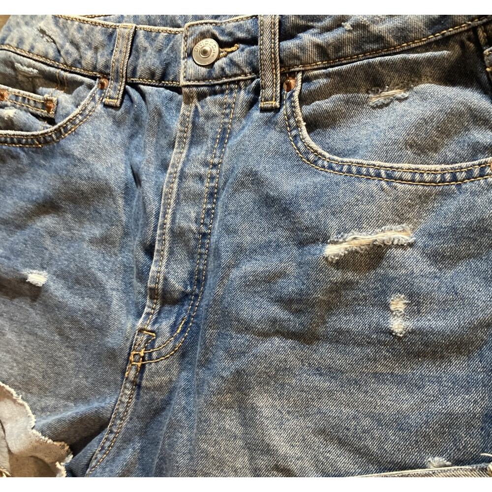 Divided by H&M Women's Denim Shorts Raw Hem Distressed Button Fly Size 6 - Picture 2 of 7